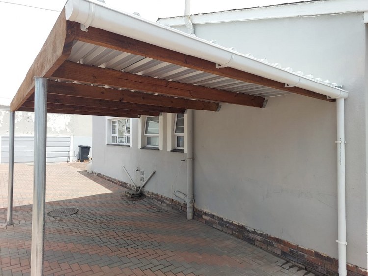 From single bays to large custom structures, we install carports designed to withstand wind and sun.